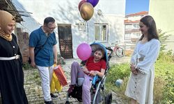 Öğrenciden engelli çocuğa puset desteği