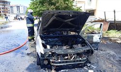 Park halindeki araç alev aldı