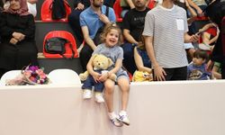 Annesinin Sırtında Okula Giden Tuana, Üniversiteden Mezun Oldu