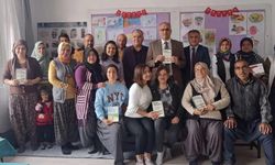 Çocuklarını sırasında kitap okudular