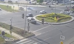 Kavşakta iki otomobil çarpıştı