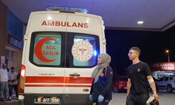 Motosiklet devrilip kamyonetin altına girdi