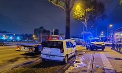 Nilüfer'de otomobil ağaca çarptı
