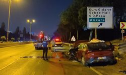 Otomobil demir bariyere saplandı