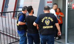 Kredi çekmek için bankacıyı tehdit etti