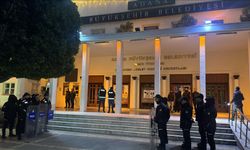 CHP, Zeydan Karalar İçin Adana Belediyesi Önünde Toplandı