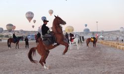 Festival'de Renkli Görüntüler:  Karayı atlar havayı balonlar süsledi