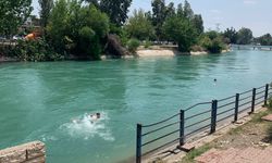 Çocukların kanalda eski koltukla tehlikeli eğlencesi