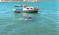 Denize uçan otomobilinin üzerinde yardım bekledi!