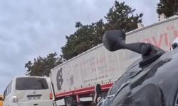 Trafik ışıklarında bekleyen minibüse çarptığı kaza kamerada