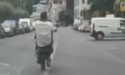 Motosikletlinin tehlikeli yolculuğu kameraya yansıdı