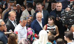 Özgür Özel Yenimahalle’de Pazar yerlerini ziyaret etti!