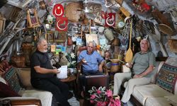 Müze gibi evinde biriktirdiği antikaları sergiliyor
