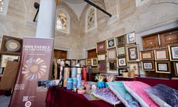 Valide-i Cedid Camisi'nin avlusu sanat galerisine dönüştü