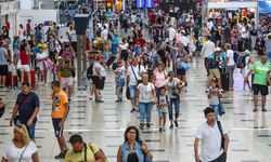 Antalya Havalimanı'nda yolcu trafiği yaşanıyor