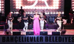 Demet Akalın, Bahçelievler'de şarkılarını söyledi