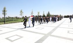 Milli Savunma Bakanı Devlet Mezarlığı'na ziyarette bulundu
