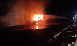 Otomobil motor kısmından alevlendi!