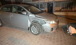 Park halindeki iki araca çarptı