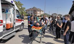 Refüje çarpan otomobil taklalar attı!