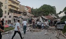 Sındırgı'da hasarlı binaların yıkımı hala sürüyor