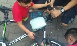 Ayağı bisikletin jantına sıkıştı