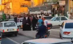 TIR'ın araçlara çarpıp iş yerine girdiği kaza kamerada!