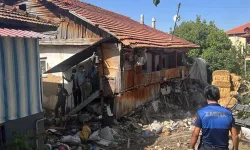 Evden 20 kamyon atık temizlendi