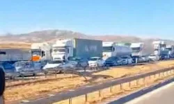 Devrilen TIR'ın şoförü yaralandı