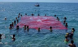 Dev Türk Bayrağı Denizde Dalgalandı!