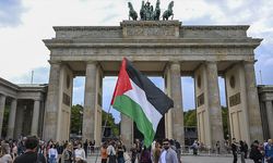 Almanya’nın başkenti Berlin’de, “Gazze’de soykırımı durdurun” çağrısıyla barış gösterisi yapıldı.