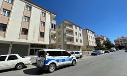 Evine geldiği arkadaşını bıçakla yaraladı