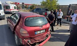 Otomobille çarpışan motosikletteki 2 kişi yaralandı