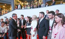 Özgür Özel, gençlerle bir araya geldi
