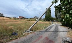 Çöp kamyonu elektrik direğine çarptı!