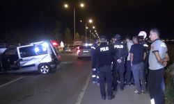 Erzurum’da Otomobil Refüje Çarpıp Devrildi