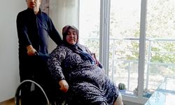 Fil hastası kadının tekerlekli sandalye sevinci