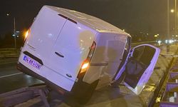 İstanbul TEM Otoyolu’nda Kontrolü Kaybeden Araç Bariyerlere Çarptı