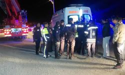 Karasu Nehri'ne düşen sürücü kurtarılmayı bekledi