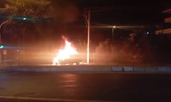 Kuşadası’nda Seyir Halindeki Otomobil Alev Aldı