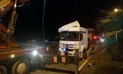 Rize'de TIR devrildi: 2 yaralı