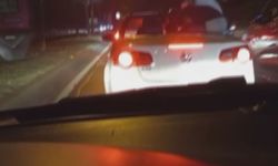 Seyir halindeki otomobilin üstüne çıktılar