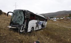 Sivas'ta yolcu otobüsü ile TIR çarpıştı!