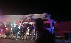 Tarım işçilerini taşıyan minibüs çekiciye çarptı!