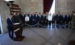 Özel’den Anıtkabir’de Tarihi Mesaj: Çok Partili Yaşamı Savunacağız