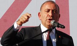 Gürsel Tekin'e su şişesi fırlatıldı!