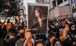 Başörtüsü Tartışmalarının Sembol İsmi: Mahsa Amini