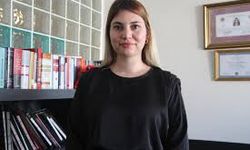 Avukatın adına kullanarak insanları dolandırdı