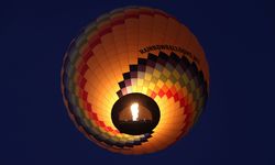 Sıcak hava balonları vadilere renk kattı