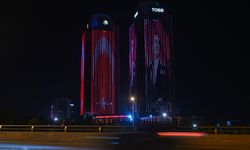 TOBB İkiz Kuleleri'nde Türk bayrağı ve Atatürk görseli